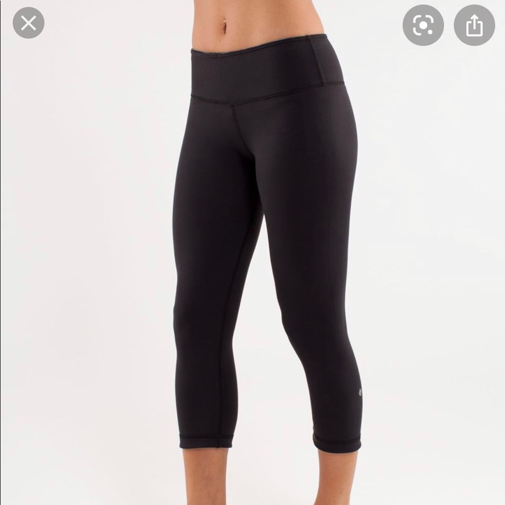 black lululemon cropped leggings